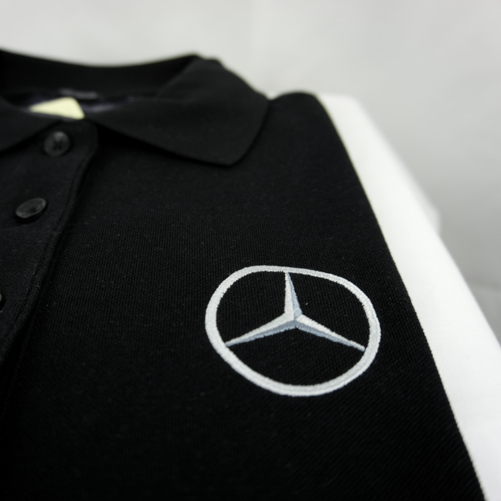 Mercedes-Stern als Stickerei auf einem Poloshirt